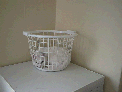 Anak wil altijd een lift met de wasmand